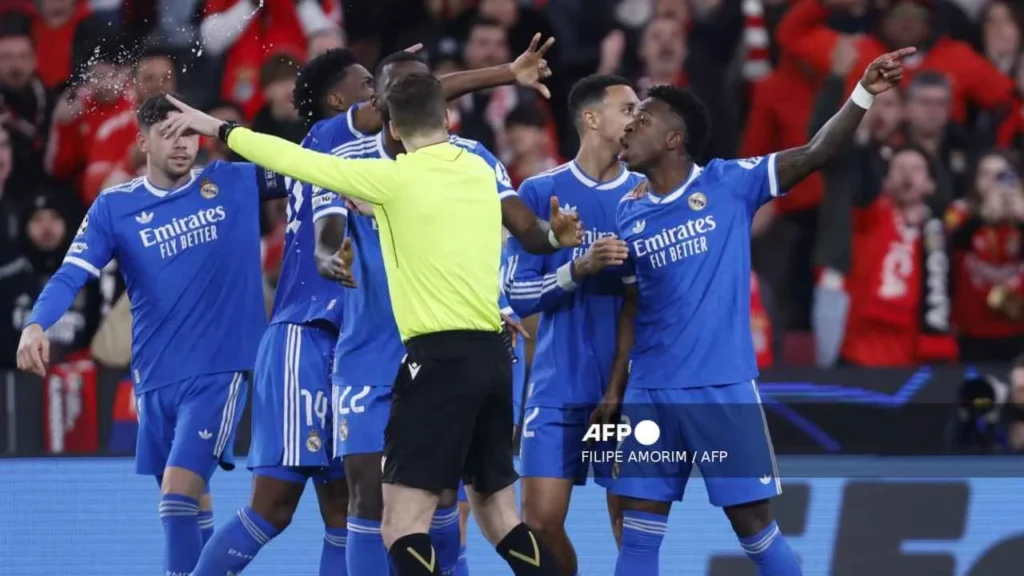 Jugadores del Real Madrid protestan al arbitro, los supuestos actos de racismo contra Vinicius, durante el partido ante Benfica.