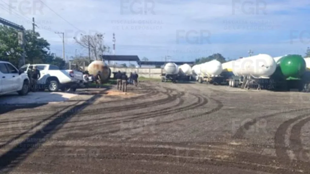 En los cateos, también aseguraron contenedores y tanques de almacenamiento.