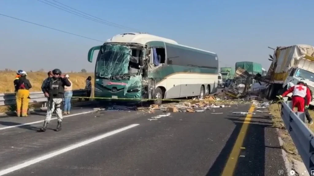 Fuerte accidente en el Libramiento Bicentenario deja 2 muertos y 10 heridos
