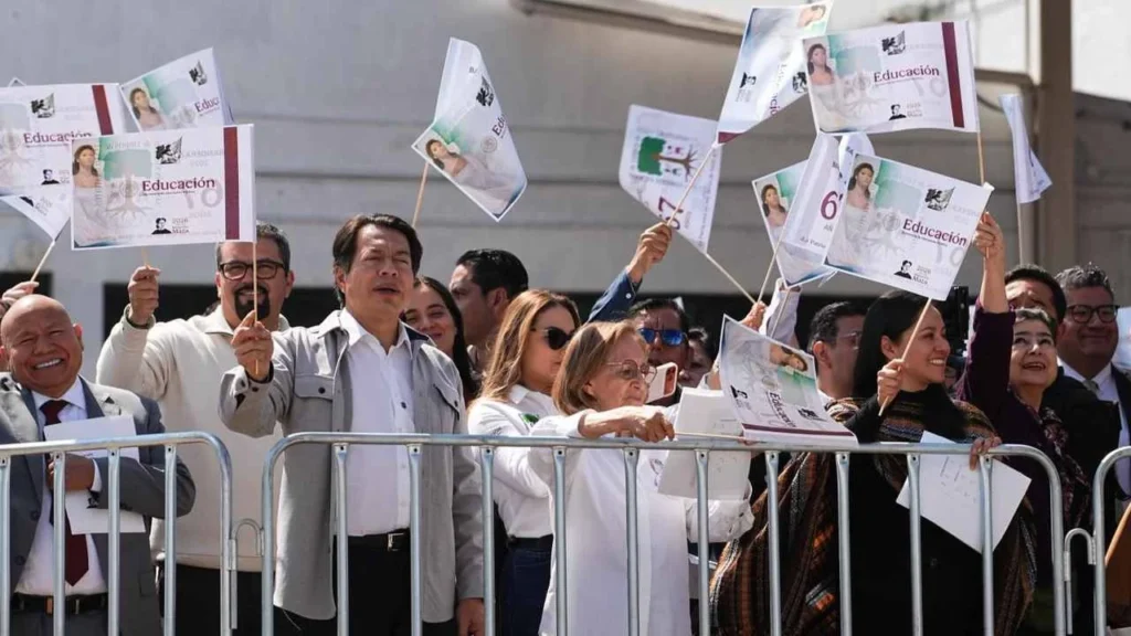 Mario Delgado y Victoria Guillén Álvarez dieron el banderazo de salida a la distribución de 153.4 millones de libros de texto.