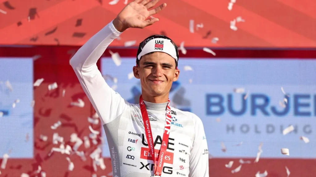 Isaac del Toro celebra su victoria en la cima del Jebel Hafeet tras ganar la sexta etapa del Tour UAE y asumir el liderato de la competencia.