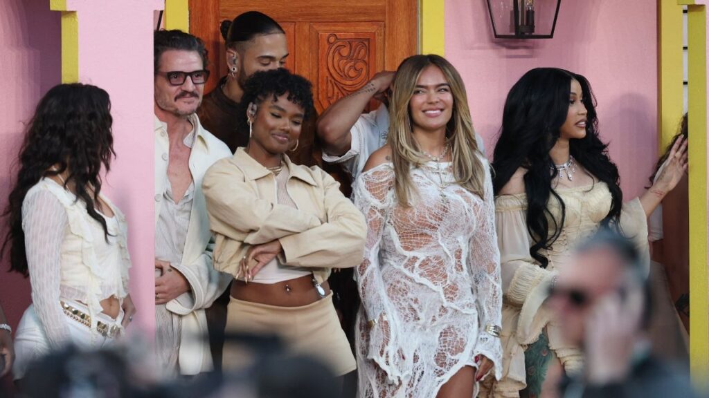 Pedro Pascal, Karol G, Cardi B en La Casita de Bad Bunny, en el show de medio tiempo del Super Bowl LX.