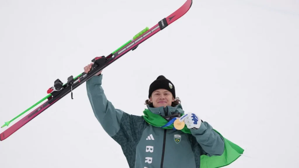 Lucas Pinheiro Braathen celebra tras ganar la medalla de oro en el eslalon gigante, la primera presea olímpica de invierno en la historia de Brasil y Latinoamérica.