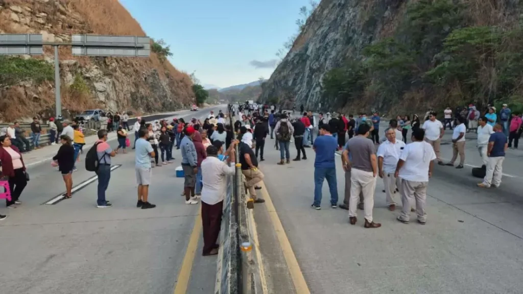Manifestantes bloquean la Autopista del Sol en Guerrero