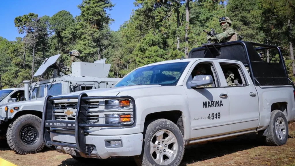 La Secretaría de Marina aseguró un arsenal de municiones y equipo táctico, y desmanteló campamentos de grupos delictivos en Sinaloa.