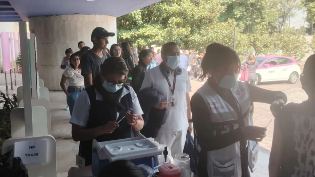 La Secretaría de Salud Pública de la CDMX instalará módulos de vacunación contra el sarampión en estaciones del Metro durante las próximas semanas.