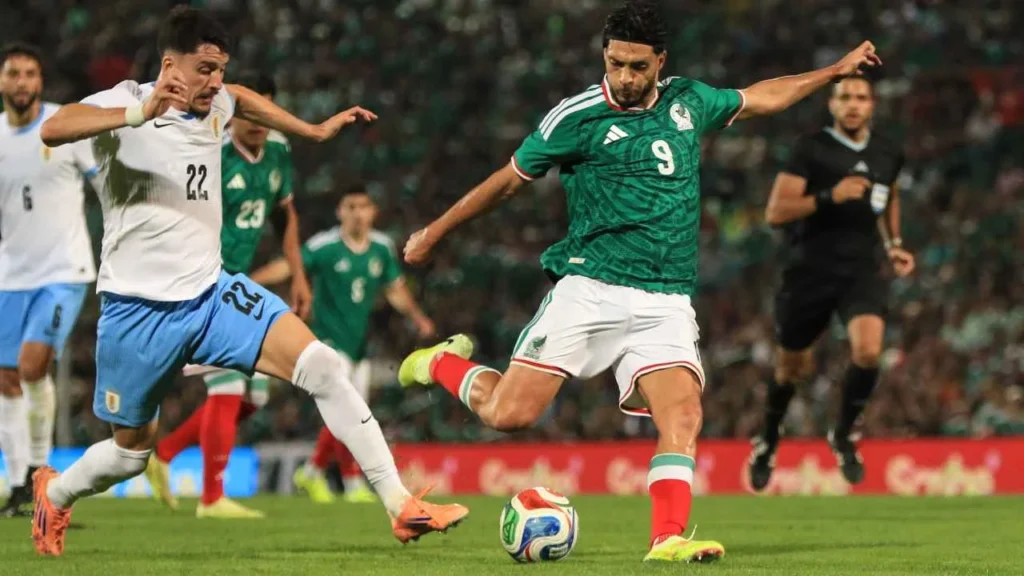 Raúl Jiménez durante el partido amistoso de México ante Uruguay.