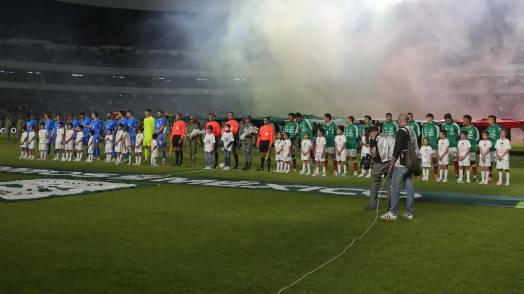 Previo al partido, realizaron un homenaje a las fuerzas armadas de México.