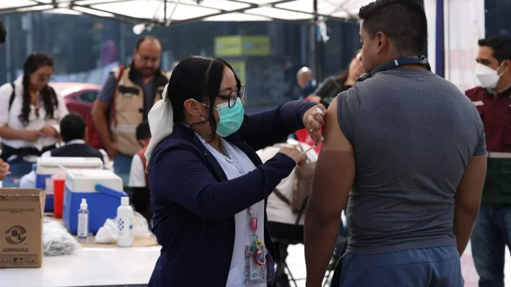 Las autoridades de la CDMX invitan a la población a vacunarse contra el sarampión.