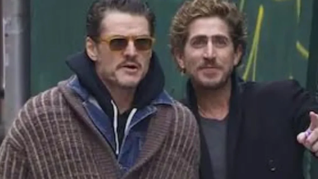 Pedro Pascal fue visto compartiendo un momento cercano con Rafael Olarra durante un paseo por las calles de Manhattan
