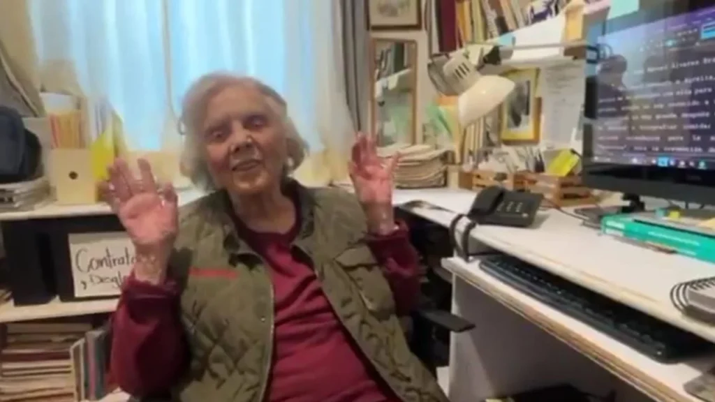 Elena Poniatowska desmintió en un video los rumores sobre su fallecimiento y aseguró que se encuentra bien de salud a sus 93 años.