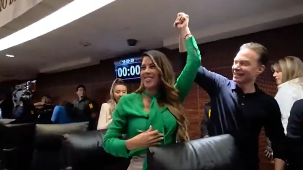 Manuel Velasco, destapó y levantó la mano a su compañera de bancada, Ruth González quien dijo encabeza las encuestas para suceder a su esposo, Ricardo Gallardo