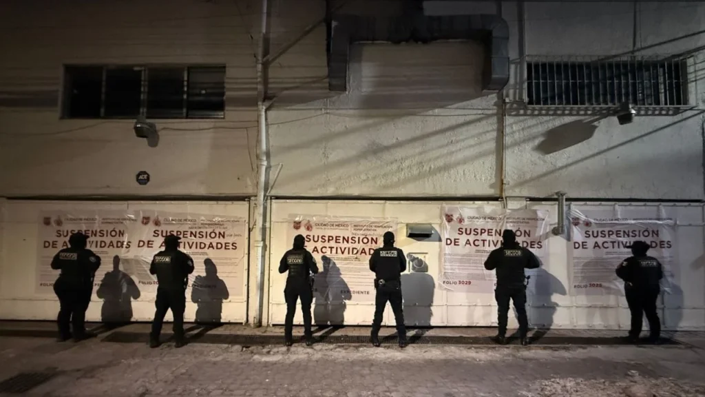 Autoridades capitalinas realizaron inspecciones como parte del operativo “La Noche es de Todos”, que derivó en suspensiones y clausuras de establecimientos en la CDMX.