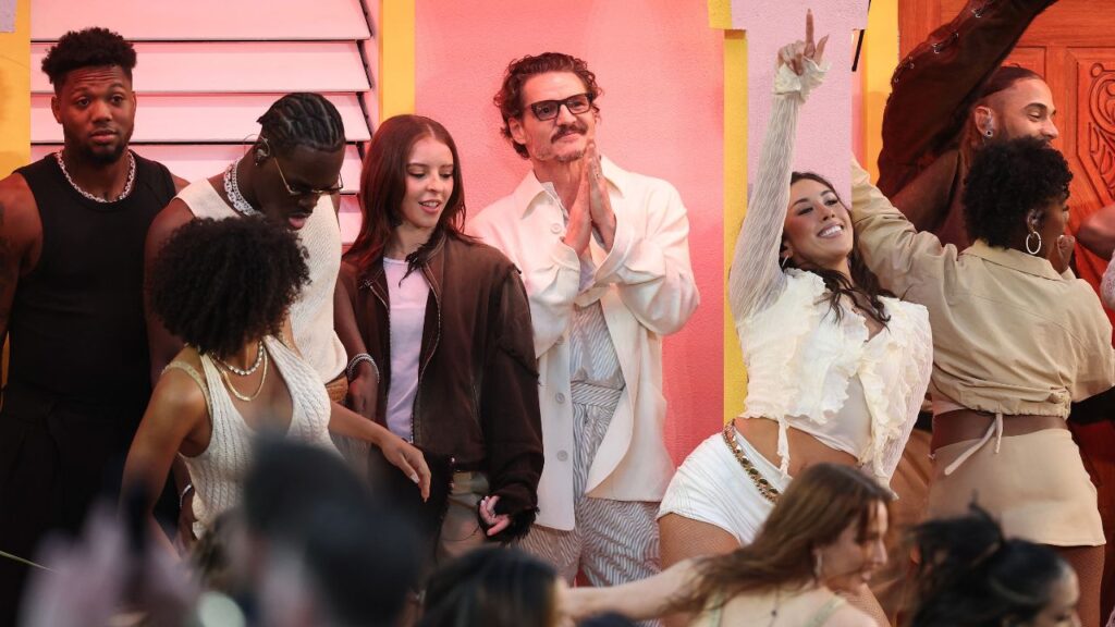 Young Miko y Pedro Pascal en La Casita de Bad Bunny, en el show de medio tiempo del Super Bowl LX.