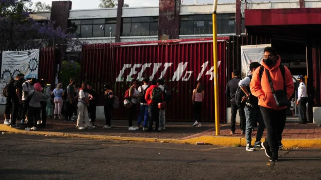 La comunidad estudiantil tuvo que ser desalojada por protocolos de Protección Civil ante el movimiento atípico de un edificio.