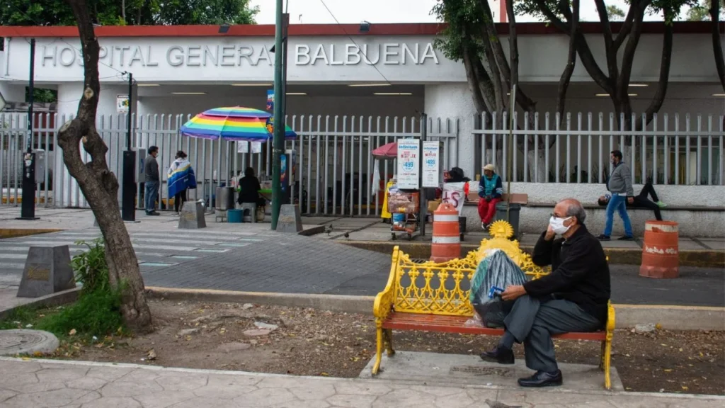 Ernesto Villarreal, diputado del PT en la CDMX, presentó una iniciativa para garantizar espacios dignos de espera en hospitales.