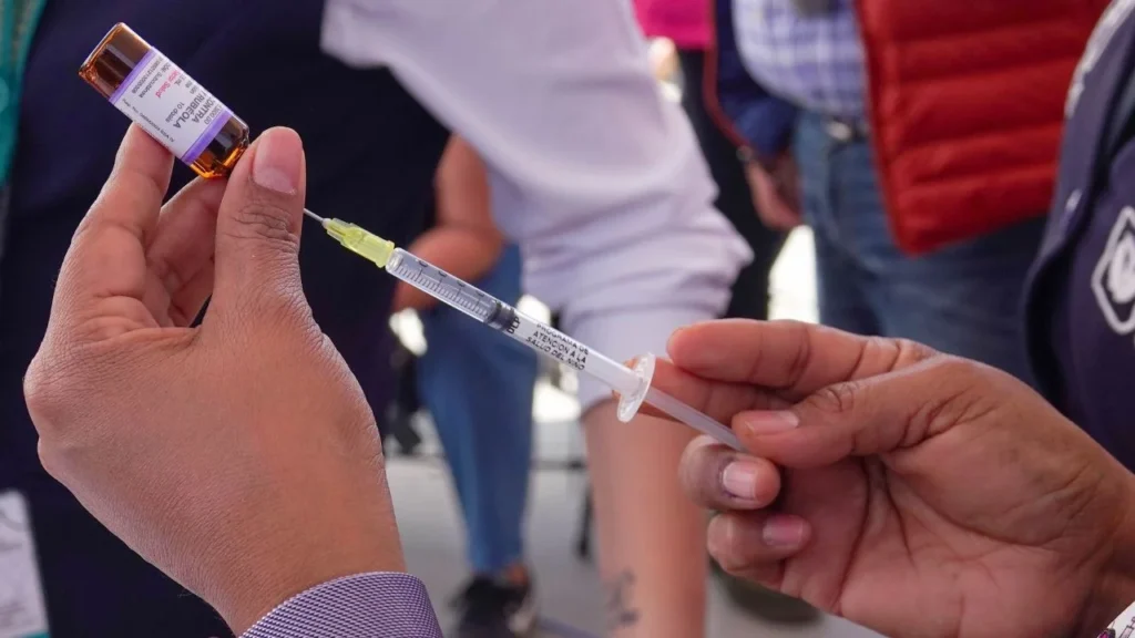 Quiénes sí y quiénes no deben vacunarse contra el sarampión, aquí te decimos