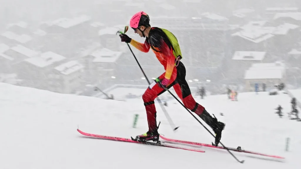 El español Oriol Cardona Coll compite en la semifinal de sprint de esquí masculino 1 durante los Juegos Olímpicos de Invierno