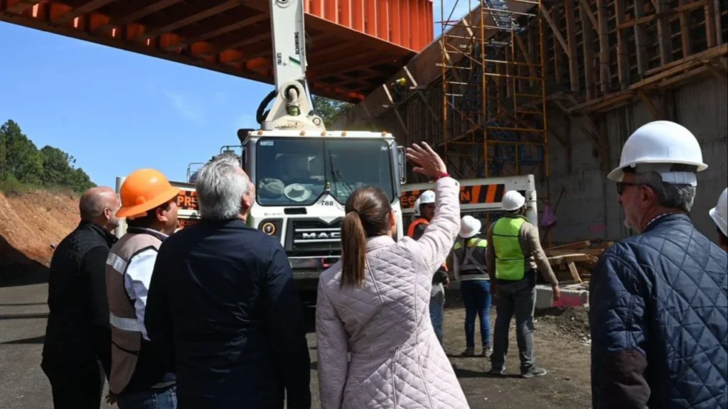 Claudia Sheinbaum supervisó la autopista denominada “Siglo XXI” en el tramo Pátzcuaro-Uruapan con una inversión mil 792 millones de pesos.