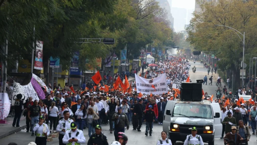 Con banderines naranja y de blanco, miembros del sindicato del Metro se reunieron en el cruce de Balderas y Chapultepec, rumbo al Zócalo.
