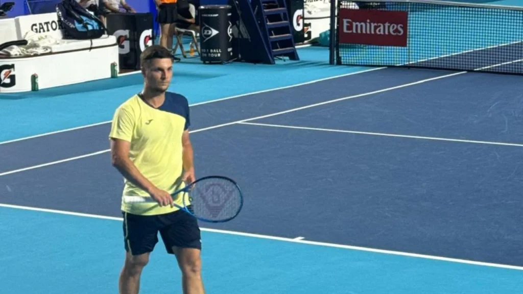 El Abierto Mexicano de Tenis volvió a vivir una sorpresa tras la eliminación de Alexander Zverev, quien cayó en segunda ronda ante Miomir Kecmanovic en Acapulco