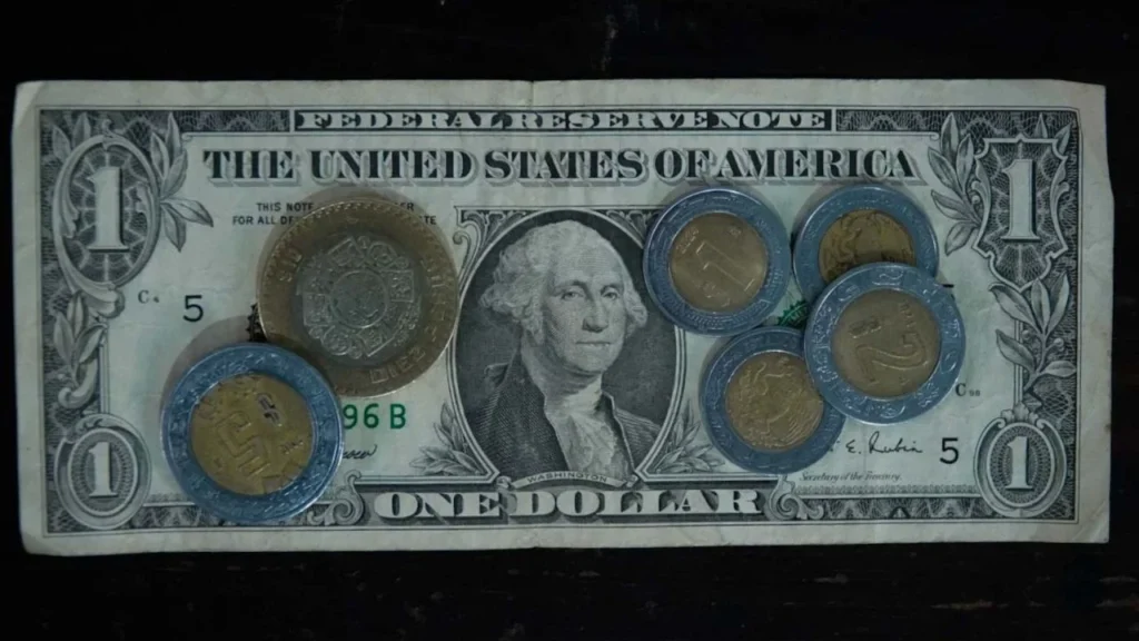 El peso cerró la sesión con una ligera depreciación de 0.03% o 0.4 centavos, cotizando alrededor de 17.19 pesos por dólar.