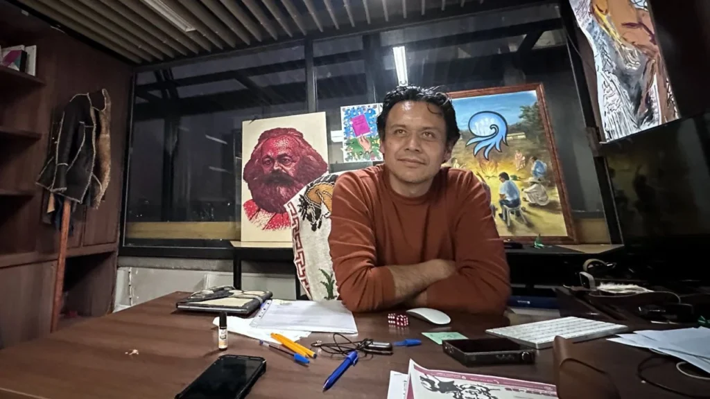 Marx Arriaga afirmó que abandonaría su oficina al recibir el oficio de su destitución, el cual le fue entregado este martes.