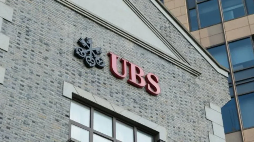 El banco UBS considera que el peso mexicano mantiene un perfil atractivo ajustado por riesgo, aun con un menor carry tras los recortes de tasas de Banxico
