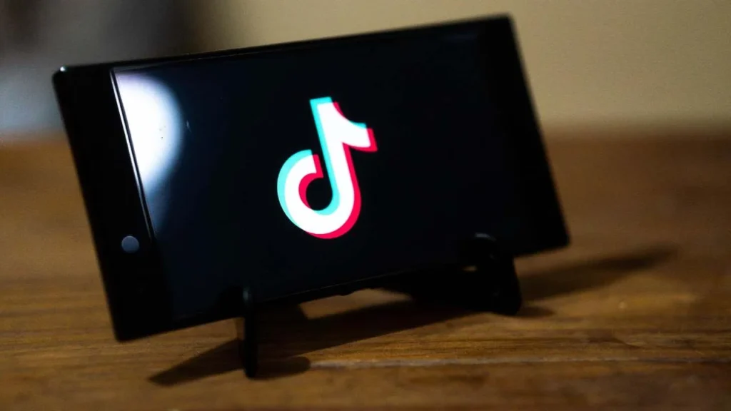 En TikTok circulan videos que promueven tutoriales para activar softwares de pago de forma gratuita, lo cual genera un peligro para las personas.