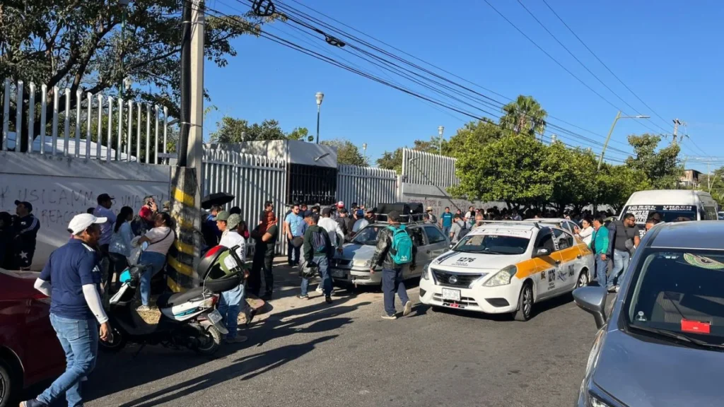 Docentes protestan en calles de Tuxtla Gutiérrez durante el paro nacional de 48 horas, con quema de llantas y pintas en edificios públicos.