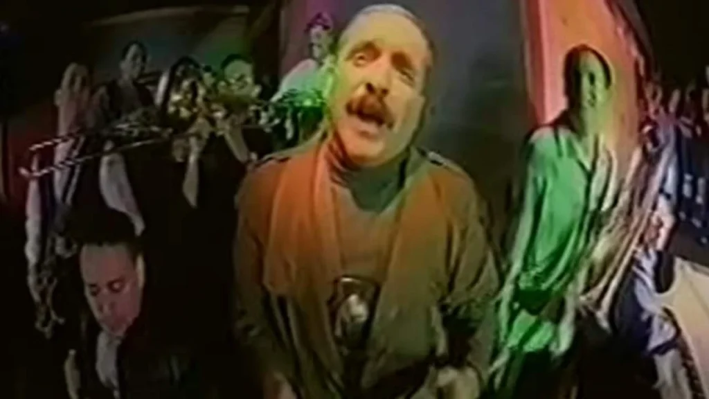 Fragmento de la canción Demasiado Corazón´' de Willie Colón, tema principal de la telenovela mexicana con el mismo nombre.