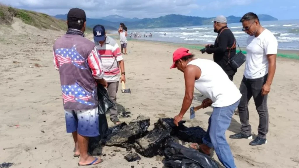 Derrame petrolero en Veracruz se extiende hasta Tuxpan, advierten afectaciones