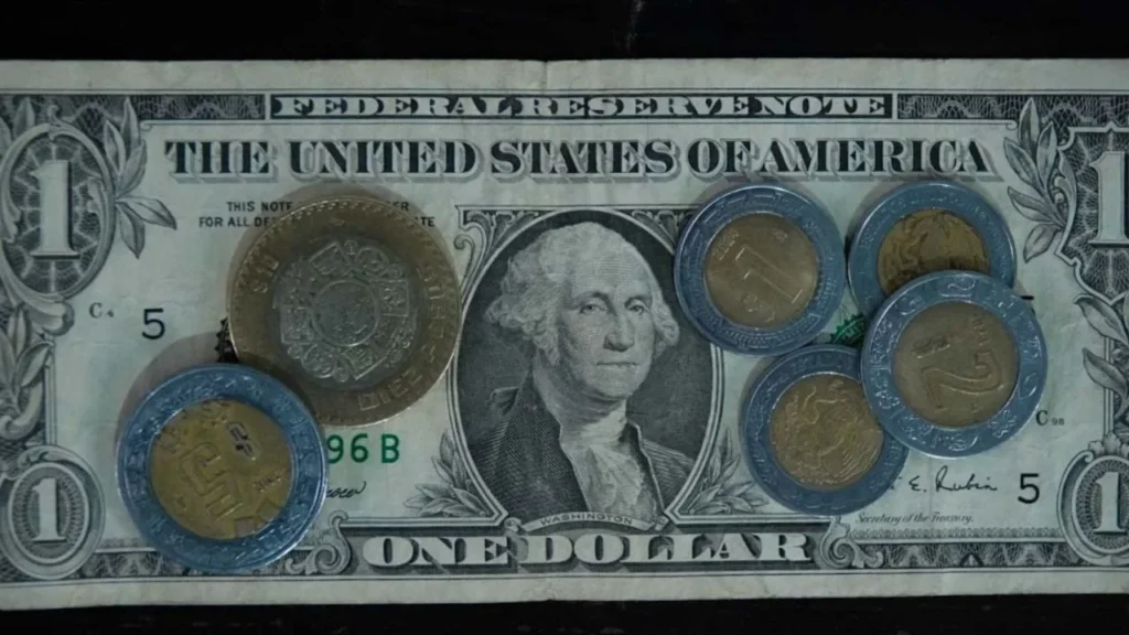 Peso estalla a 17.99 por dólar, en medio de la guerra