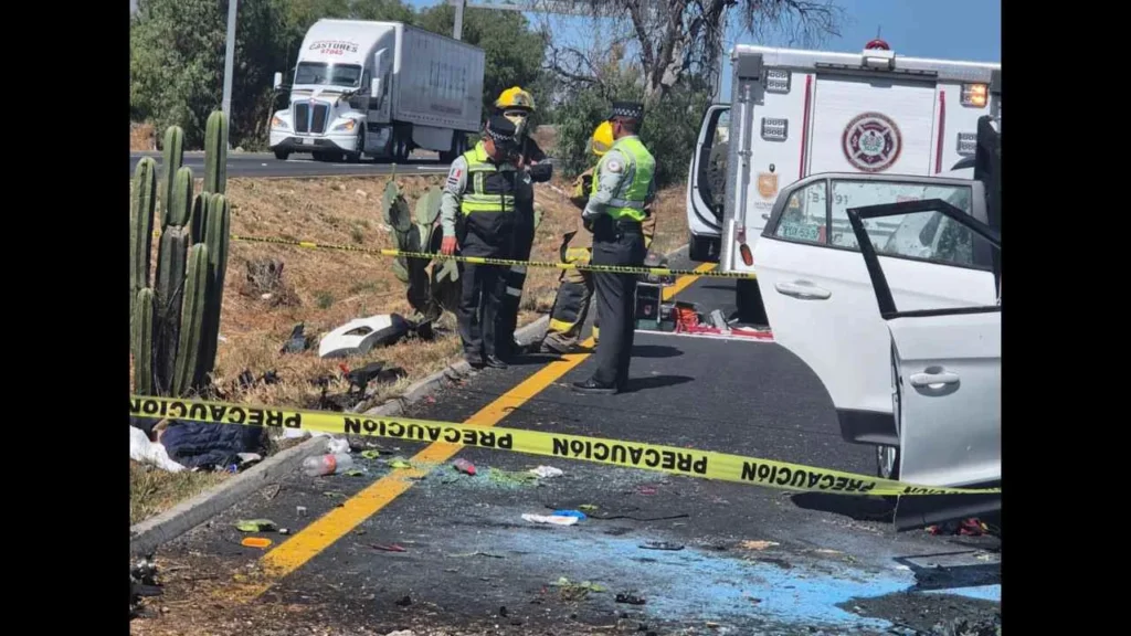 Cuerpos de emergencia arribaron al lugar del accidente automovilístico.