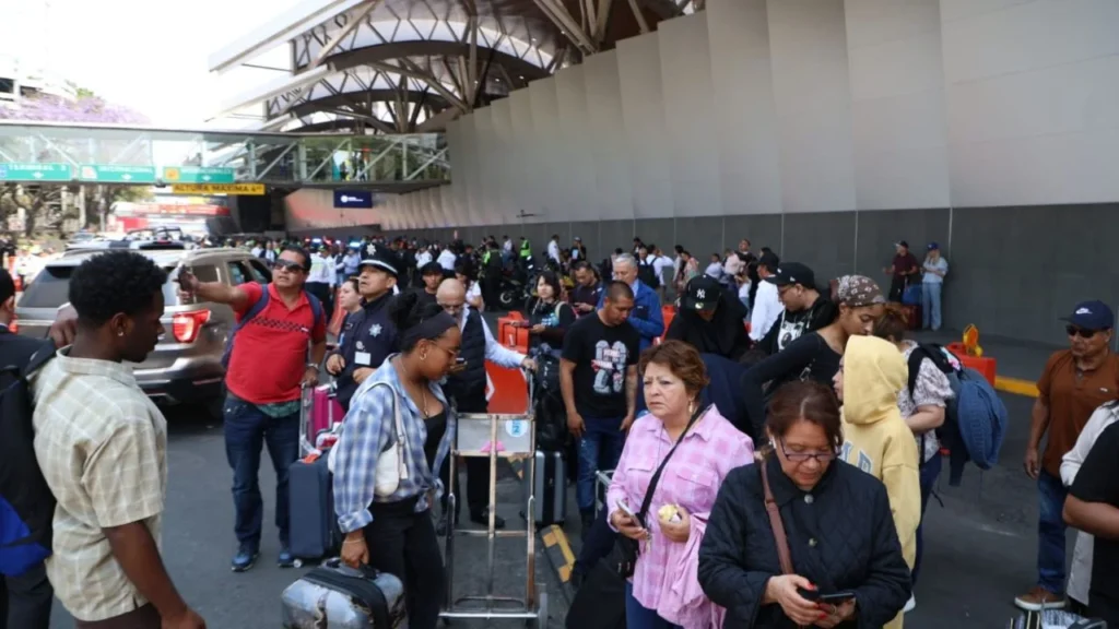 AICM anuncia operativos contra taxis por aplicación 