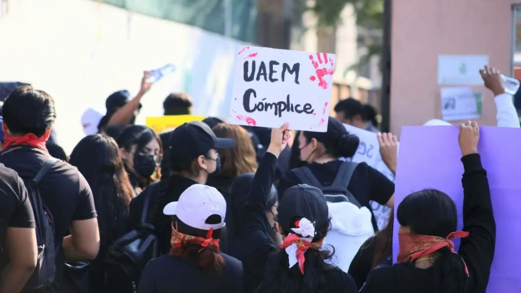 Alumnos mantienen un paro en las instalaciones de la UAEM por los feminicidios.