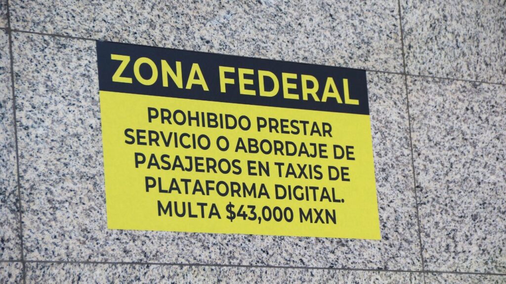 Elementos de la Guardia Nacional realizarán operativos en el AICM para evitar servicios irregulares de transporte, mientras se reubica la bolsa de taxis de la Terminal 2 por obras de infraestructura.