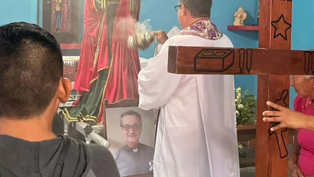 La movilización religiosa, convocada por la parroquia de San Miguel Arcángel, recorrió las principales calles del municipio.