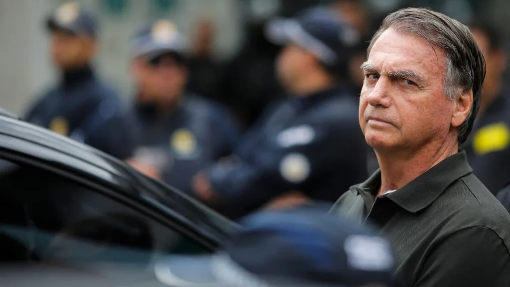 El expresidente Jair Bolsonaro fue dado de alta tras permanecer hospitalizado por bronconeumonía y continuará su condena domiciliaria en Brasilia.