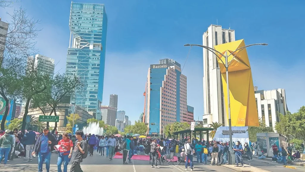 Los docentes de la CNTE cerraron por 7 horas el Paseo de la Reforma, lo cual causó un desorden vial en la Ciudad de México.