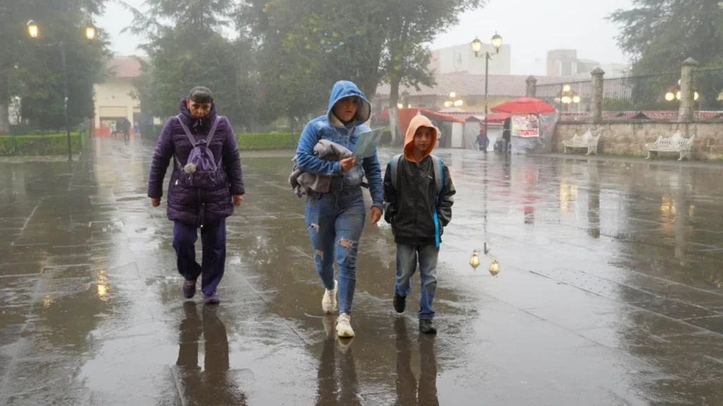 Clima hoy: El frente frío 40 provocará lluvias intensas en el sureste del país y rachas de viento fuertes en el Istmo y Golfo de Tehuantepec.