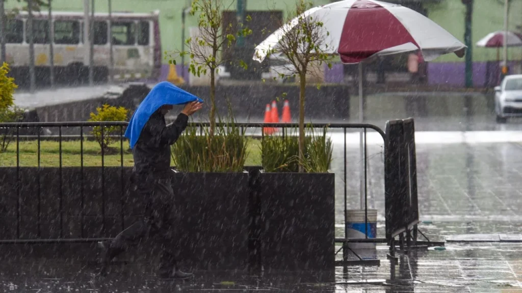 Clima hoy en México: lluvias muy fuertes en Oaxaca y Chiapas, tormentas con posible granizo en gran parte del país y aguanieve en zonas montañosas altas del centro y oriente.