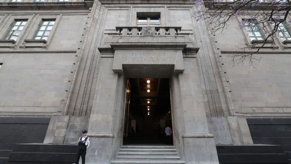 La SCJN informó que concluyeron los trabajos de restauración del mural “Un clamor por la justicia. Siete crímenes mayores”, del artista Rafael Cauduro, tras los daños ocasionados durante la manifestación en noviembre de 2025.