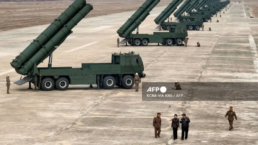 El líder de Corea del Norte supervisó el ejercicio en el que se usaron 'doce lanzacohetes múltiples de ultraprecisión de 600 mm de calibre'.
