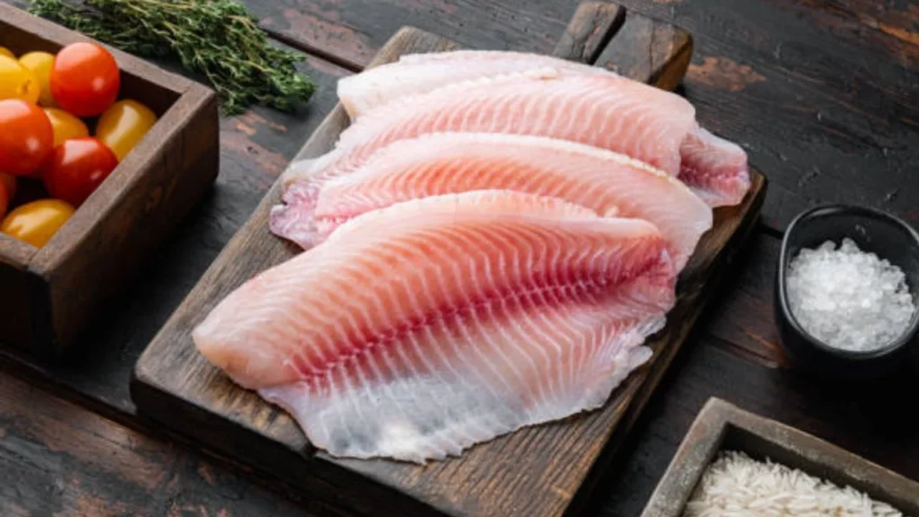 El filete de tilapia es uno de los pescados más consumidos durante la Cuaresma en México; la Profeco monitoreó sus precios en distintas ciudades para orientar a los consumidores sobre sus costos mínimos y máximos.
