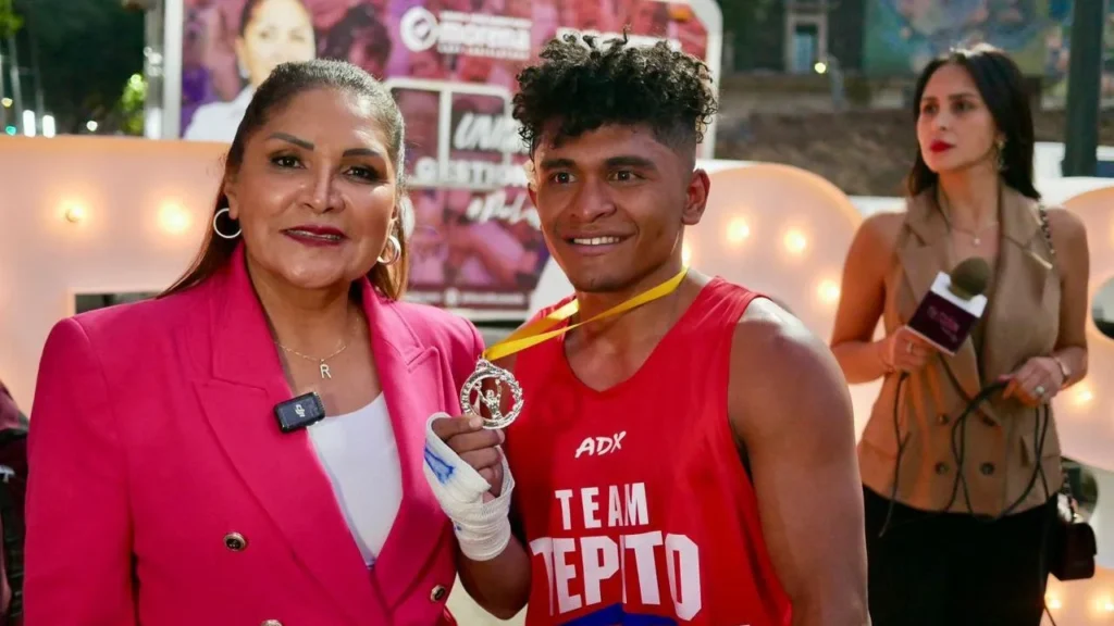 Diputados federales llevaron el programa ‘Boxeo por la paz’ a Tepito y La Merced en donde buscan dar un ‘nocaut a la violencia’.