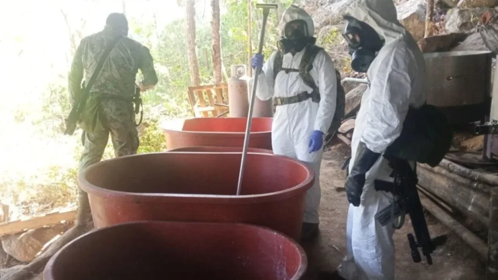 Desmantelan un laboratorio clandestino en Guerrero, asegurando 450 kilos de metanfetamina, 24,000 litros de precursores químicos y más de 2,000 dosis de drogas