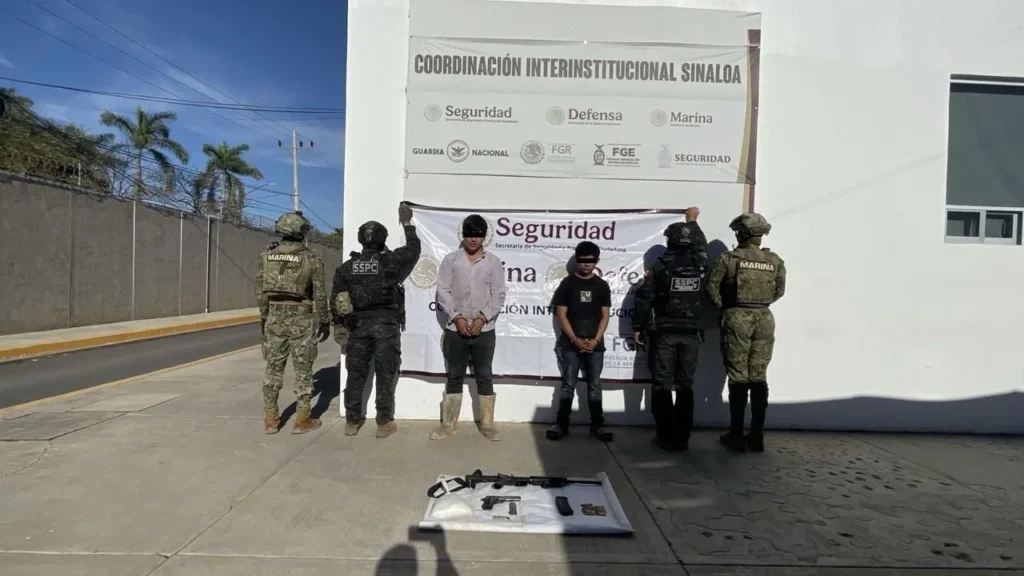 Autoridades de seguridad en Sinaloa detuvieron a dos presuntos miembros de la facción del 'Mayito Flaco' tras una persecución.