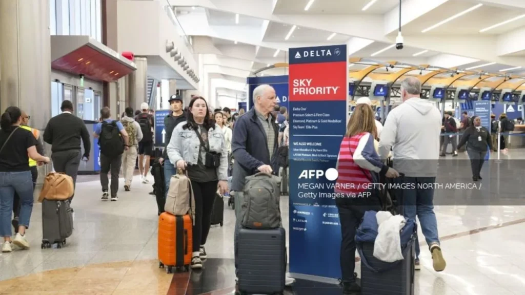 Donald Trump ordena despliegue de agentes de ICE en los aeropuertos