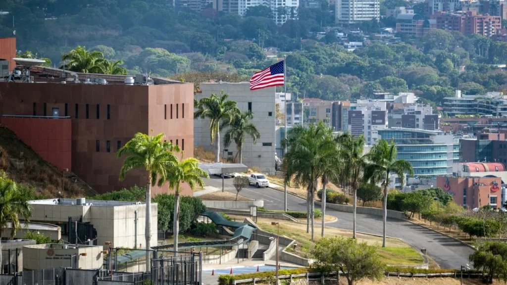 Tras más de siete años del cese de sus operaciones, la Embajada de Estados Unidos (EU) reanuda actividades en Venezuela.